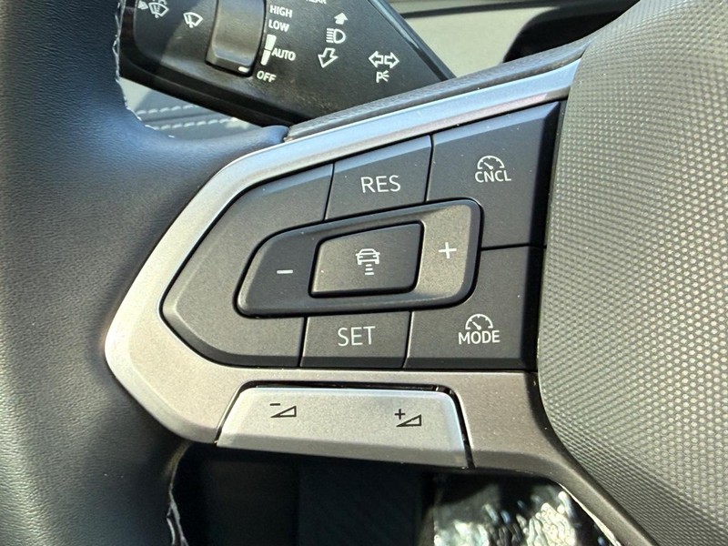 Volkswagen Tiguan Vehicle Full-screen Gallery Image 10