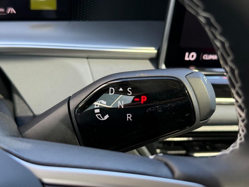 Volkswagen Tiguan Vehicle Full-screen Gallery Image 12