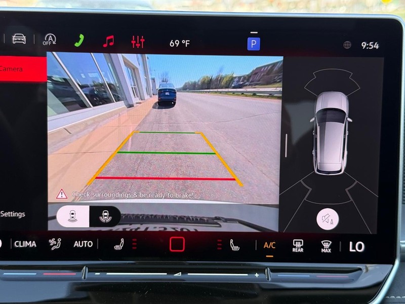 Volkswagen Tiguan Vehicle Full-screen Gallery Image 13