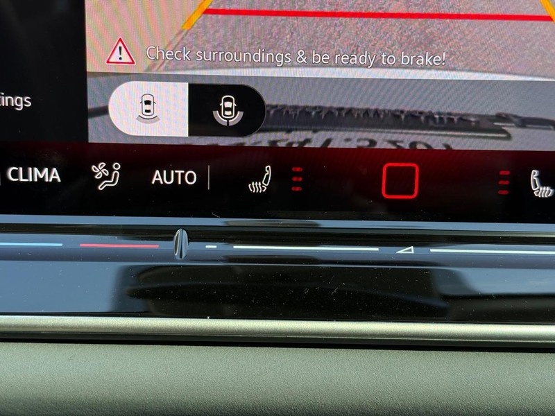 Volkswagen Tiguan Vehicle Full-screen Gallery Image 14