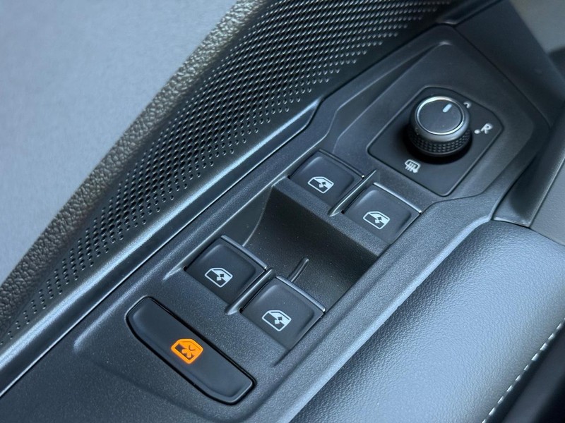 Volkswagen Tiguan Vehicle Full-screen Gallery Image 15