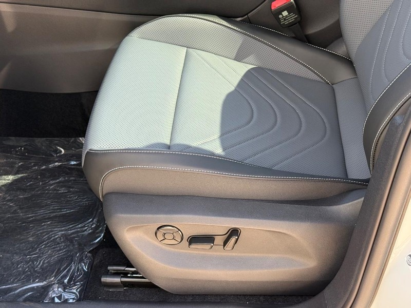Volkswagen Tiguan Vehicle Full-screen Gallery Image 16