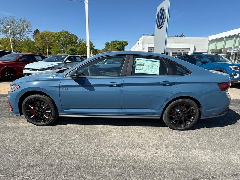 Volkswagen Jetta GLI Vehicle Full-screen Gallery Image 2