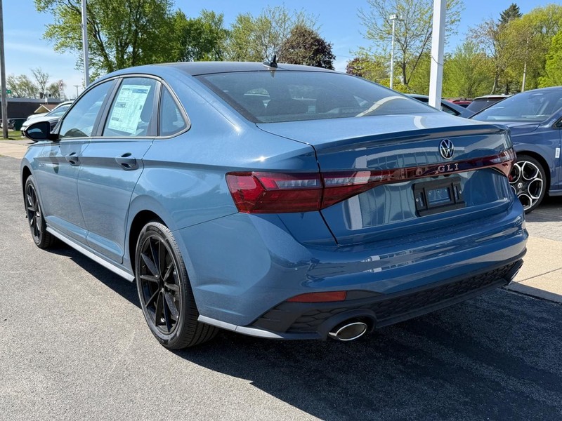 Volkswagen Jetta GLI Vehicle Full-screen Gallery Image 3