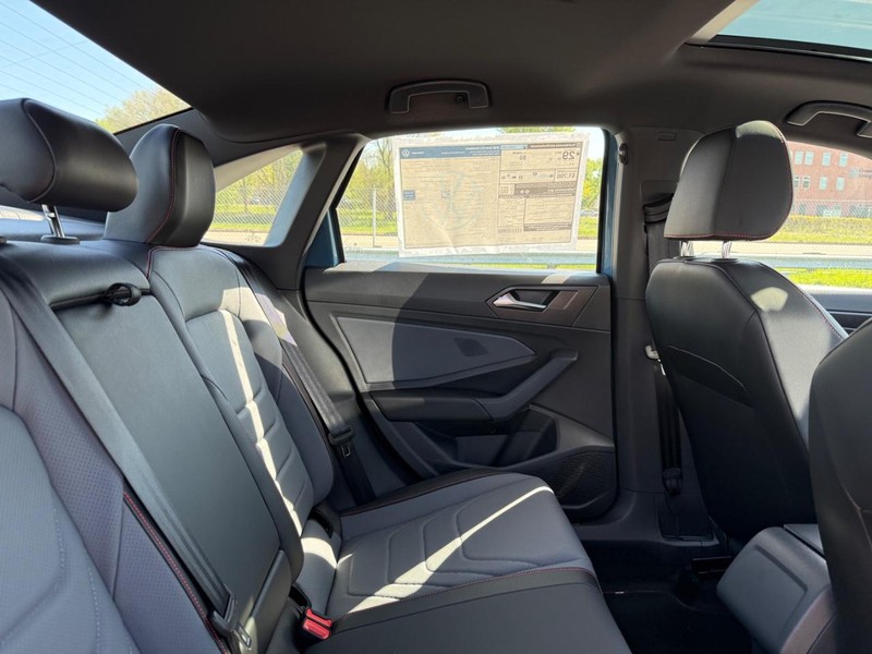 Volkswagen Jetta GLI Vehicle Full-screen Gallery Image 4