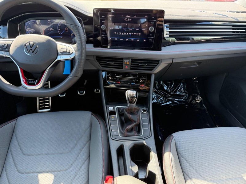 Volkswagen Jetta GLI Vehicle Full-screen Gallery Image 5