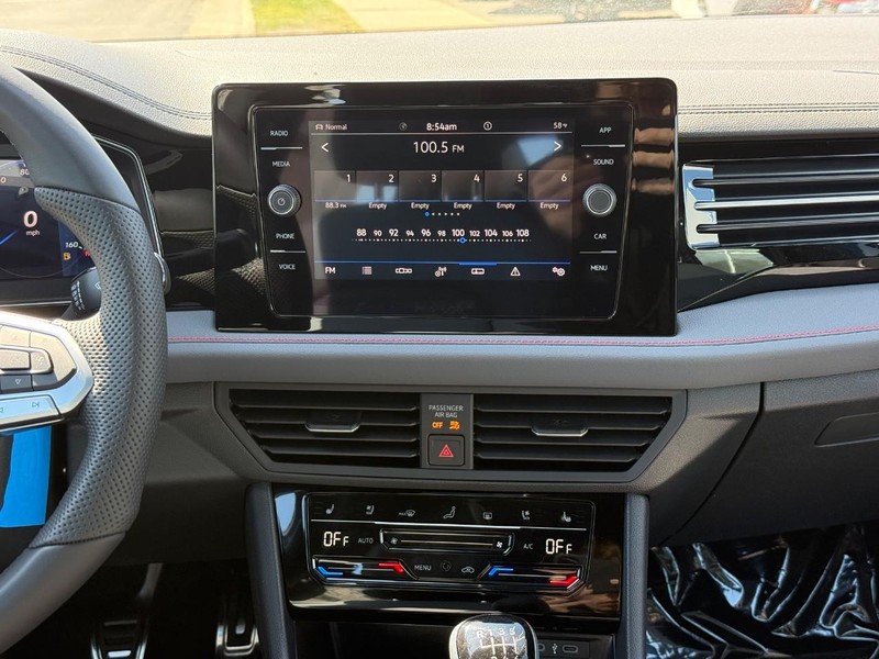 Volkswagen Jetta GLI Vehicle Full-screen Gallery Image 6