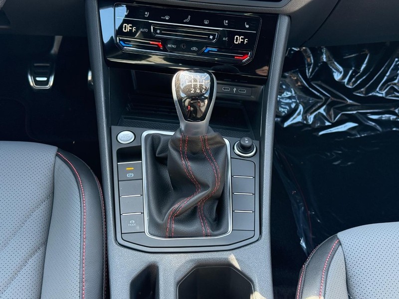 Volkswagen Jetta GLI Vehicle Full-screen Gallery Image 7