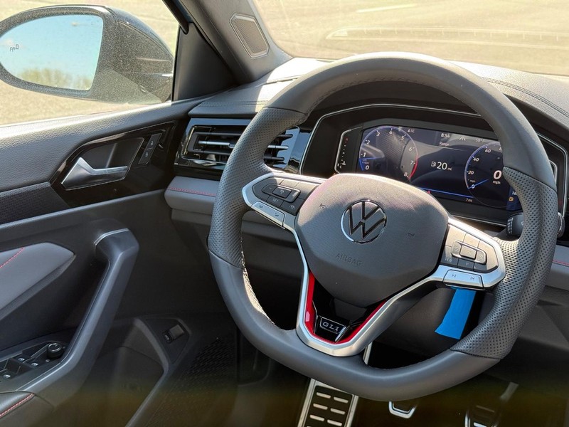 Volkswagen Jetta GLI Vehicle Full-screen Gallery Image 8