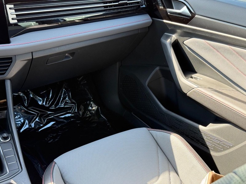 Volkswagen Jetta GLI Vehicle Full-screen Gallery Image 9