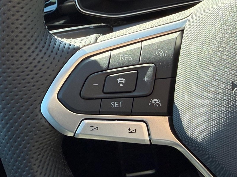 Volkswagen Jetta GLI Vehicle Full-screen Gallery Image 11