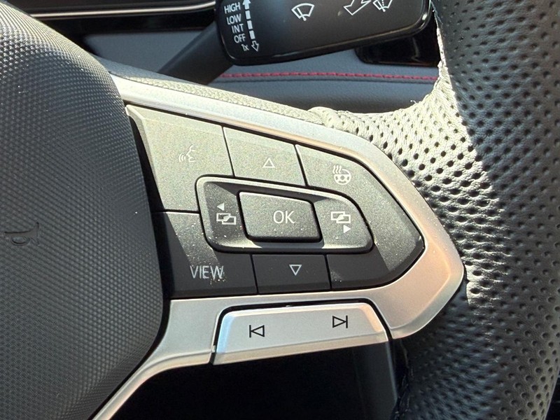 Volkswagen Jetta GLI Vehicle Full-screen Gallery Image 12