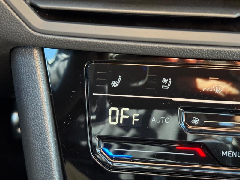 Volkswagen Jetta GLI Vehicle Full-screen Gallery Image 14