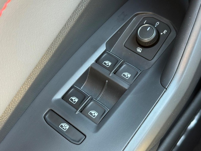 Volkswagen Jetta GLI Vehicle Full-screen Gallery Image 15