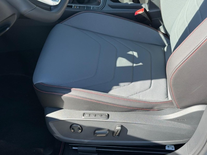Volkswagen Jetta GLI Vehicle Full-screen Gallery Image 16