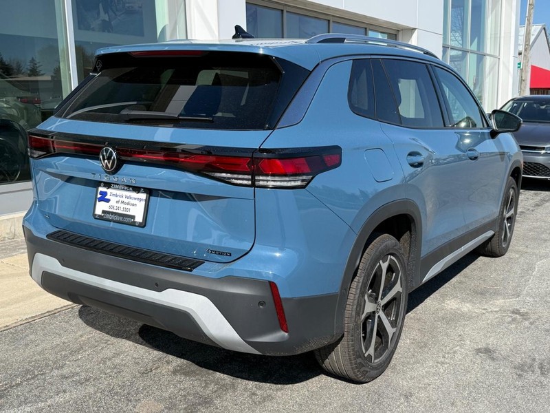 Volkswagen Tiguan Vehicle Full-screen Gallery Image 3