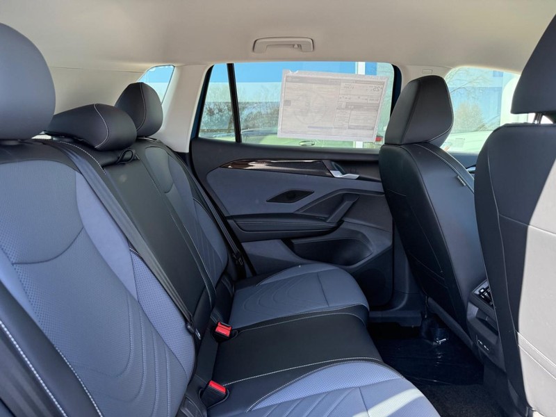 Volkswagen Tiguan Vehicle Full-screen Gallery Image 6