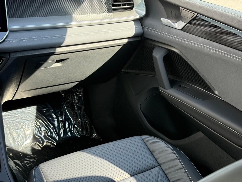Volkswagen Tiguan Vehicle Full-screen Gallery Image 9
