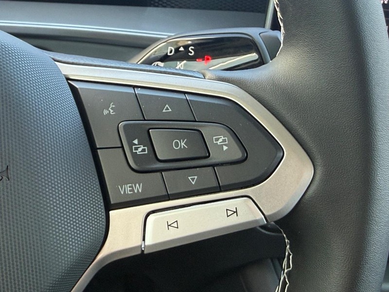 Volkswagen Tiguan Vehicle Full-screen Gallery Image 11