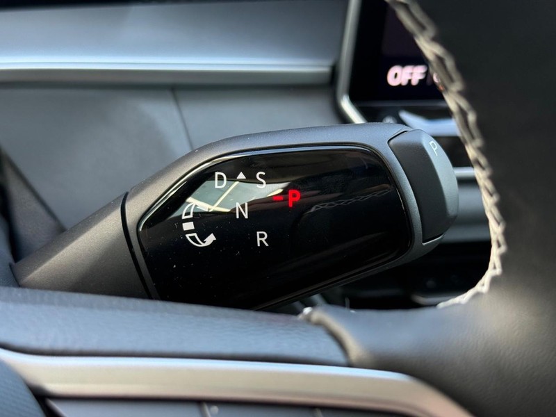 Volkswagen Tiguan Vehicle Full-screen Gallery Image 12