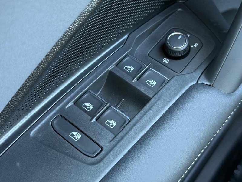 Volkswagen Tiguan Vehicle Full-screen Gallery Image 14