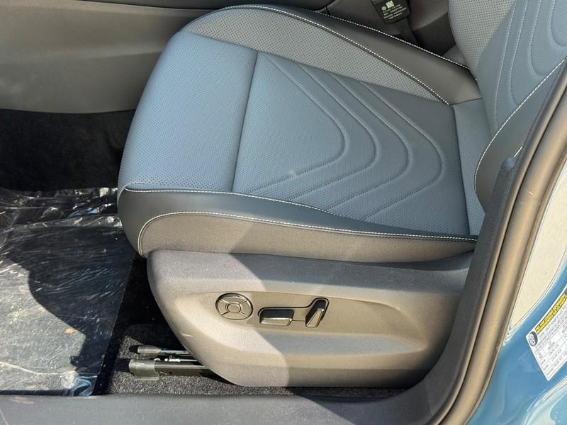 Volkswagen Tiguan Vehicle Full-screen Gallery Image 15