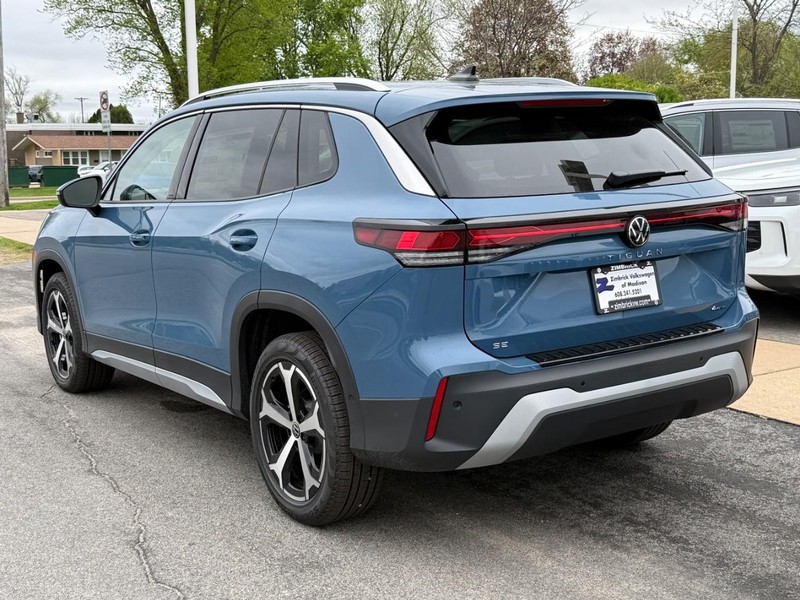 Volkswagen Tiguan Vehicle Full-screen Gallery Image 3