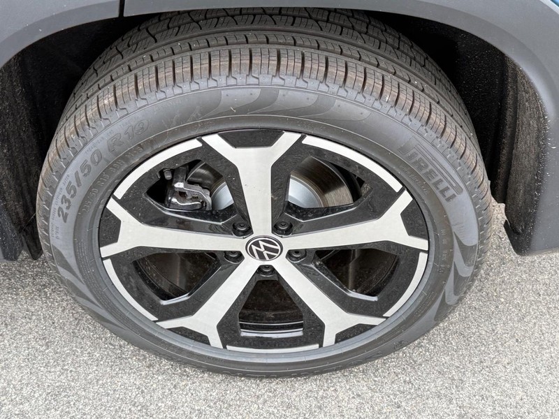 Volkswagen Tiguan Vehicle Full-screen Gallery Image 4