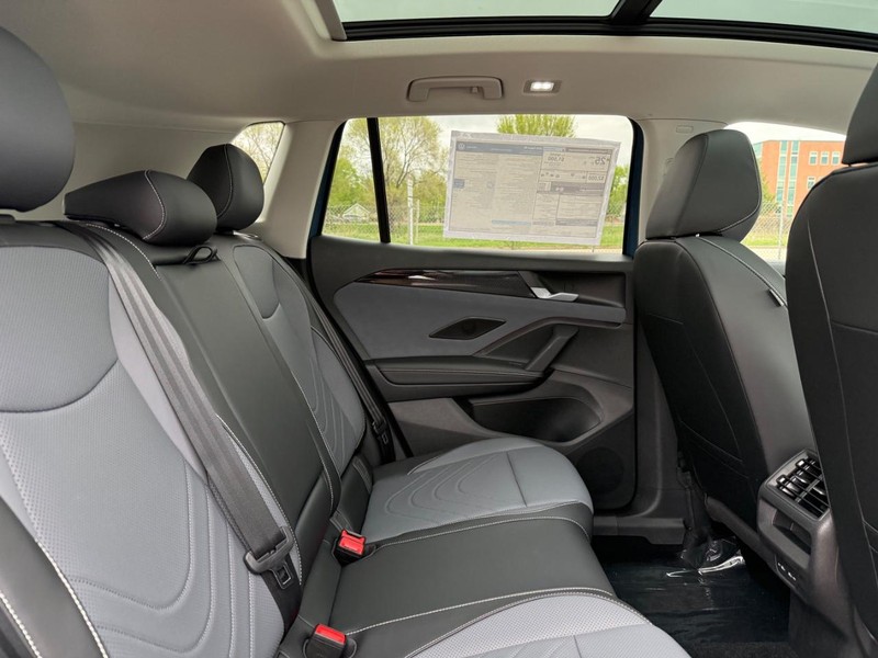 Volkswagen Tiguan Vehicle Full-screen Gallery Image 5