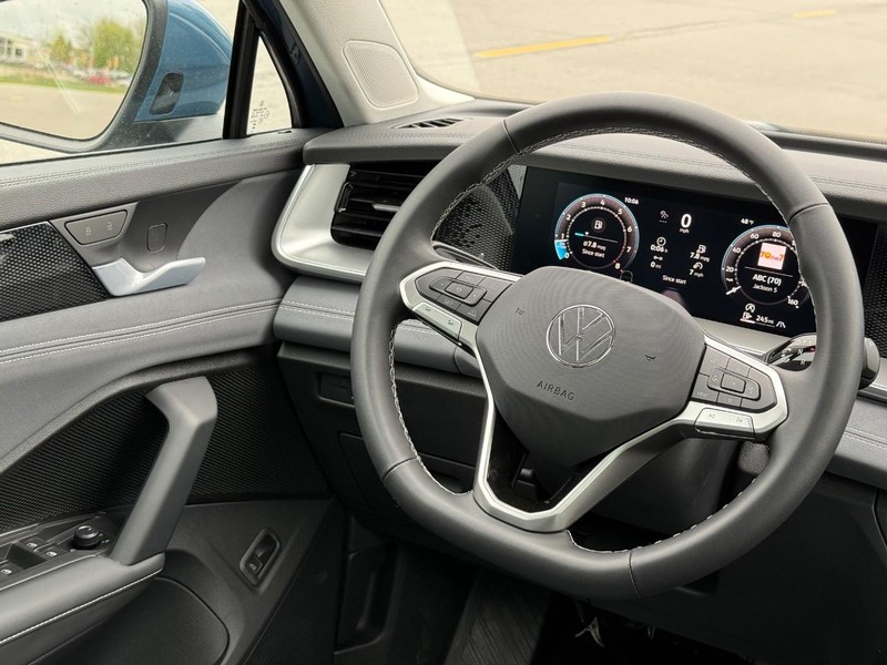 Volkswagen Tiguan Vehicle Full-screen Gallery Image 8