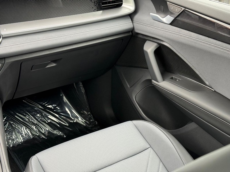 Volkswagen Tiguan Vehicle Full-screen Gallery Image 9