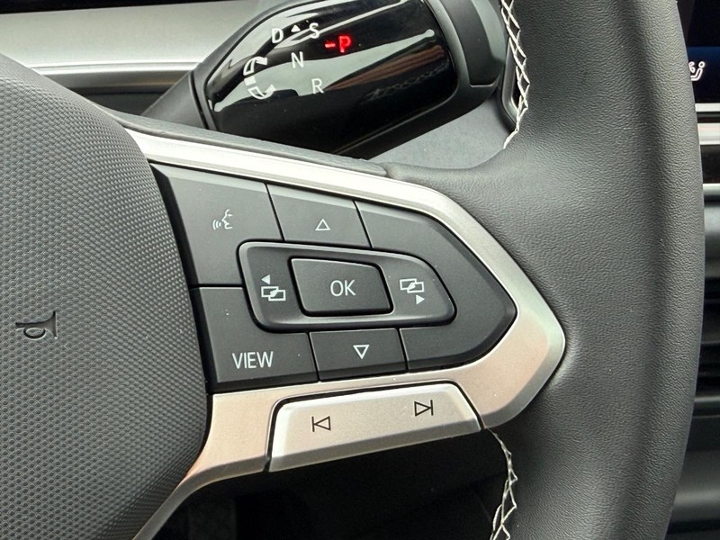 Volkswagen Tiguan Vehicle Full-screen Gallery Image 11