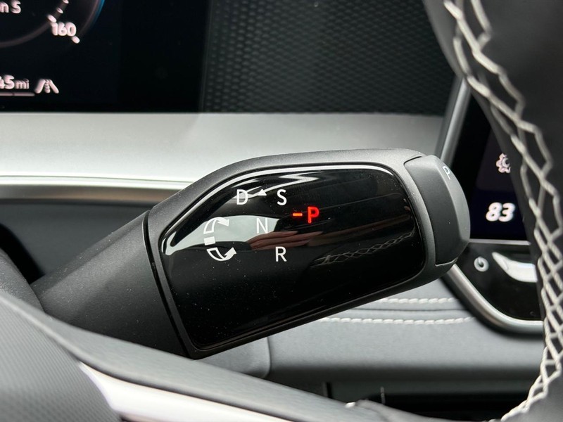 Volkswagen Tiguan Vehicle Full-screen Gallery Image 12