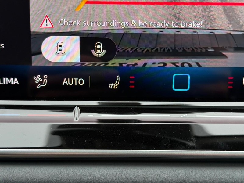 Volkswagen Tiguan Vehicle Full-screen Gallery Image 14