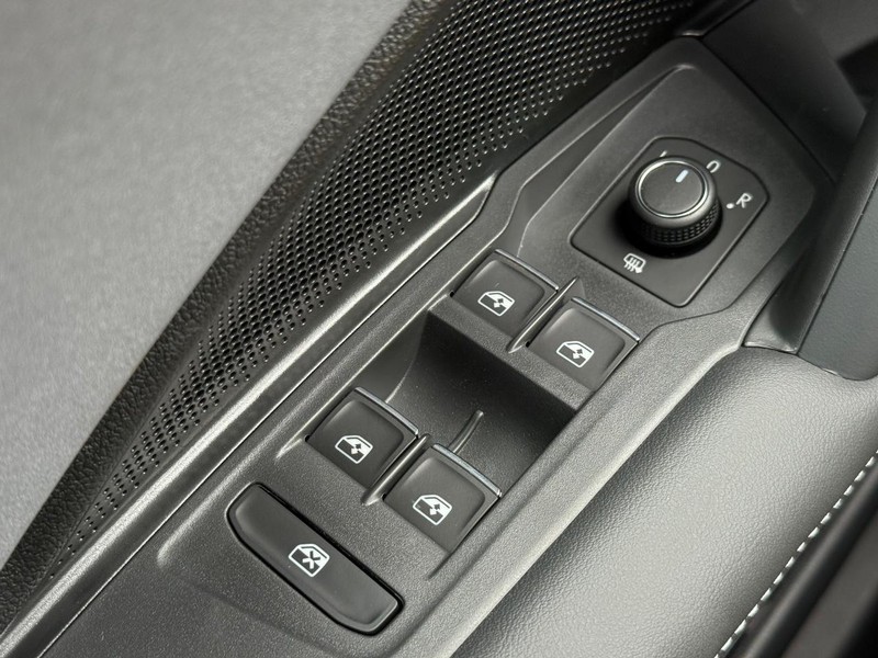 Volkswagen Tiguan Vehicle Full-screen Gallery Image 15