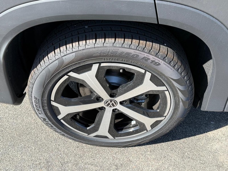 Volkswagen Tiguan Vehicle Full-screen Gallery Image 4