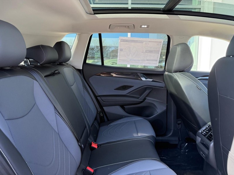 Volkswagen Tiguan Vehicle Full-screen Gallery Image 5