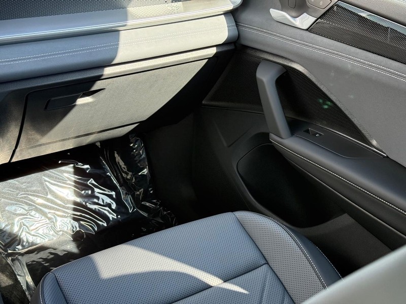Volkswagen Tiguan Vehicle Full-screen Gallery Image 9