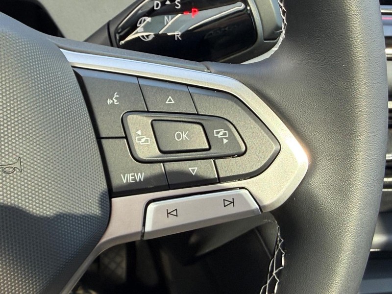 Volkswagen Tiguan Vehicle Full-screen Gallery Image 11