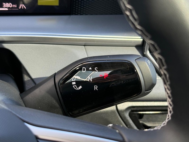 Volkswagen Tiguan Vehicle Full-screen Gallery Image 12
