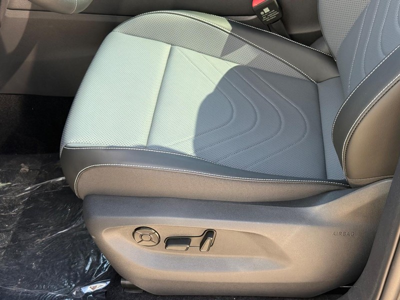 Volkswagen Tiguan Vehicle Full-screen Gallery Image 15
