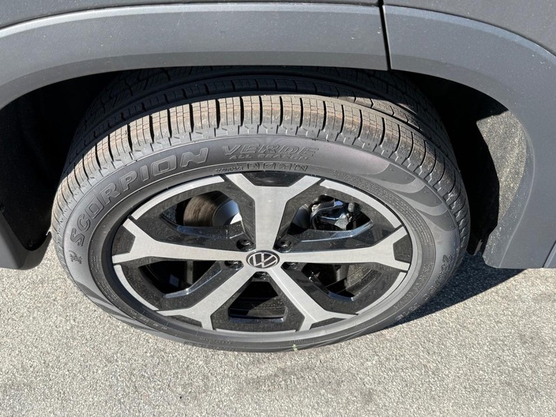 Volkswagen Tiguan Vehicle Full-screen Gallery Image 4
