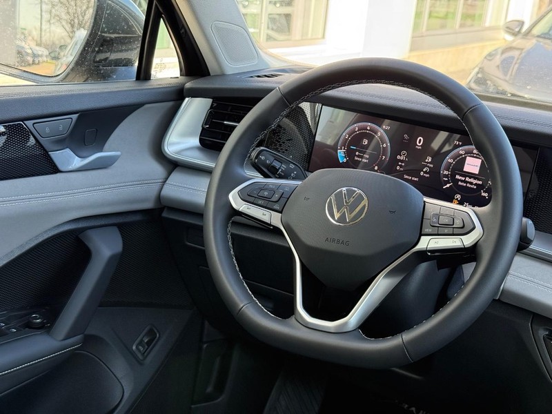 Volkswagen Tiguan Vehicle Full-screen Gallery Image 8