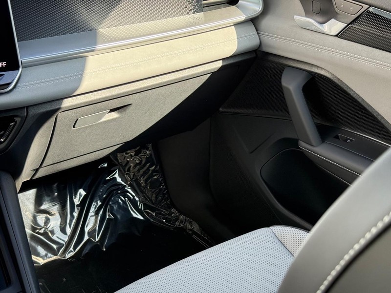 Volkswagen Tiguan Vehicle Full-screen Gallery Image 9