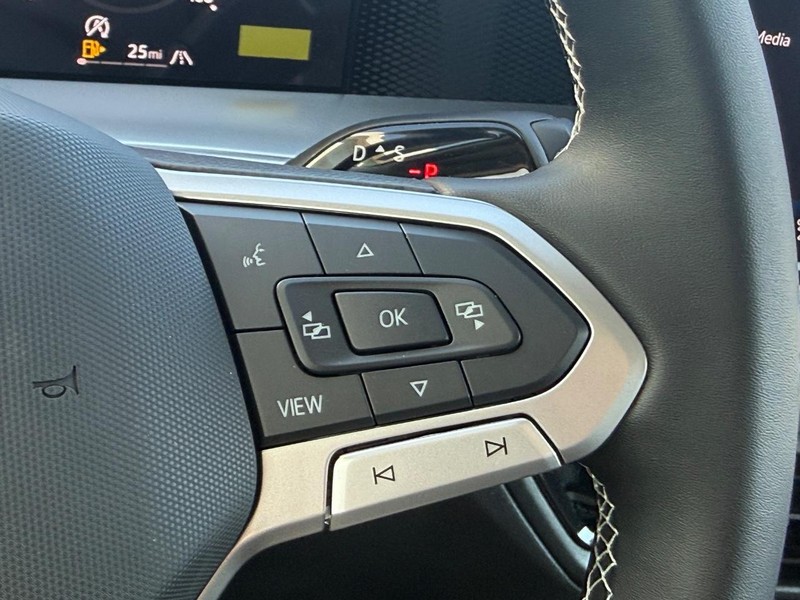 Volkswagen Tiguan Vehicle Full-screen Gallery Image 11