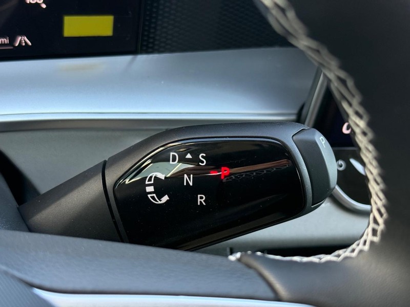 Volkswagen Tiguan Vehicle Full-screen Gallery Image 12