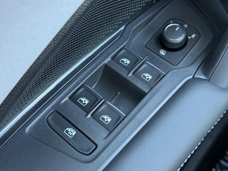 Volkswagen Tiguan Vehicle Full-screen Gallery Image 15