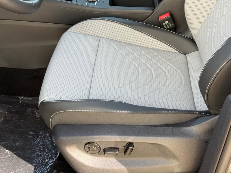 Volkswagen Tiguan Vehicle Full-screen Gallery Image 16