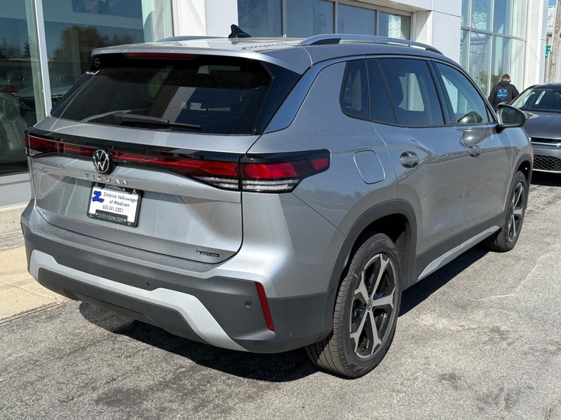 Volkswagen Tiguan Vehicle Full-screen Gallery Image 3