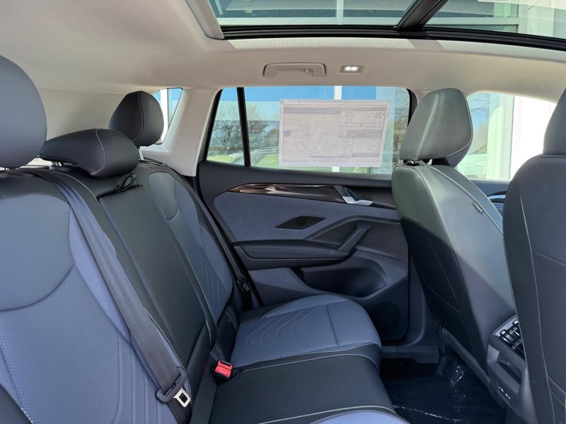 Volkswagen Tiguan Vehicle Full-screen Gallery Image 5